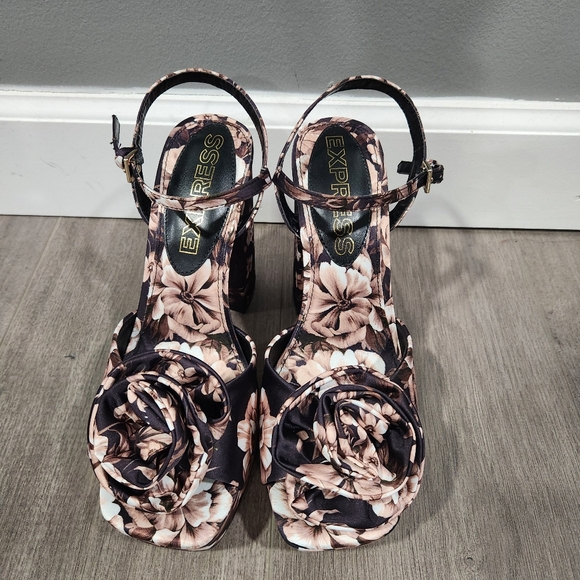Express Floral Heels size 8 - Picture 2 of 10